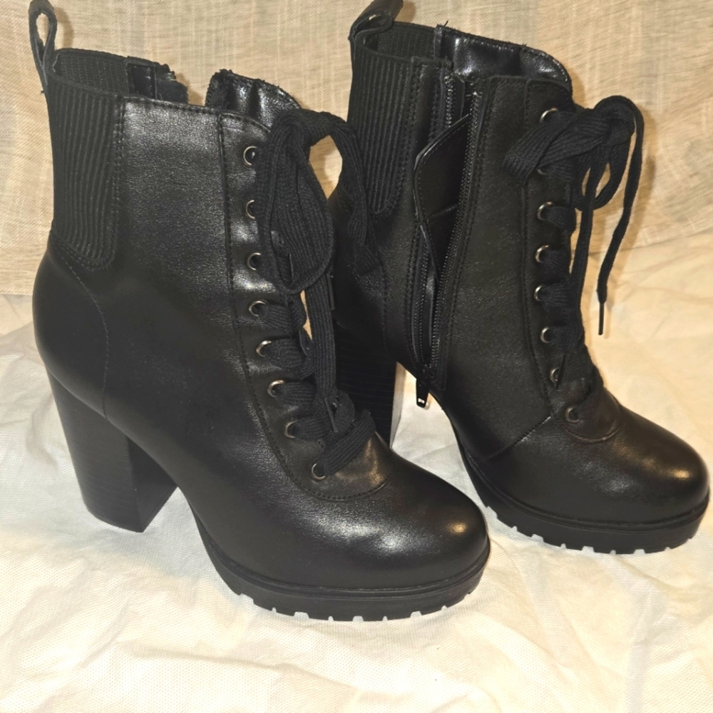 Used Women's Black Lace-Up Ankle Boots US Size 7.5